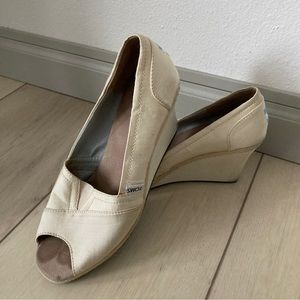 Tom’s canvas wedges size 9 cream